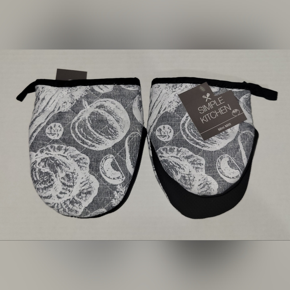 2 Piece Black and White Mini Oven Mitts
